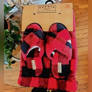Dakota Fleece Ladies Slippers and Blanket Gift Set size L (9/10) Red Black Plaid